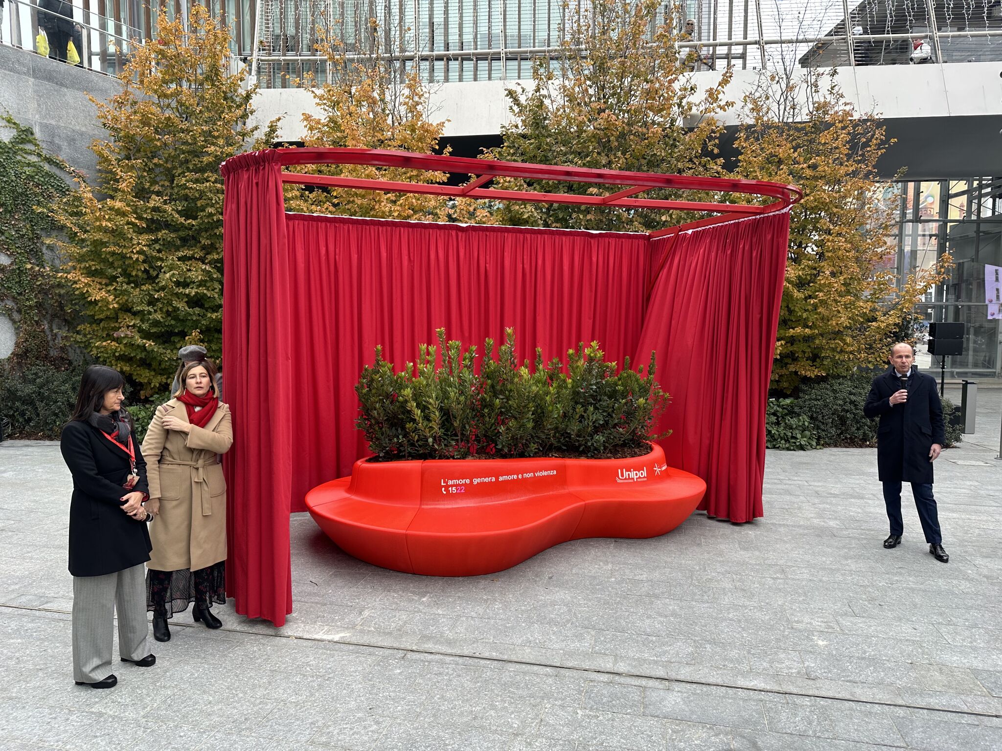 Rassegna "Non ballo da sola". Inaugurazione della panchina rossa.